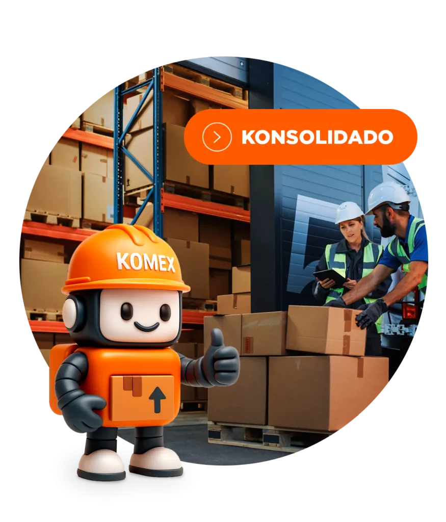 Mascota de Komex junto a cajas en una bodega de carga, con la etiqueta Konsolidado