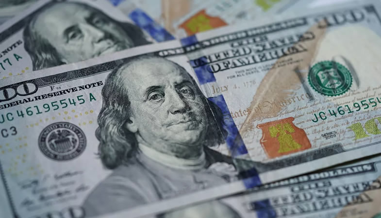 Dólar sube $10 en Chile tras anuncio de cierre en Ormuz